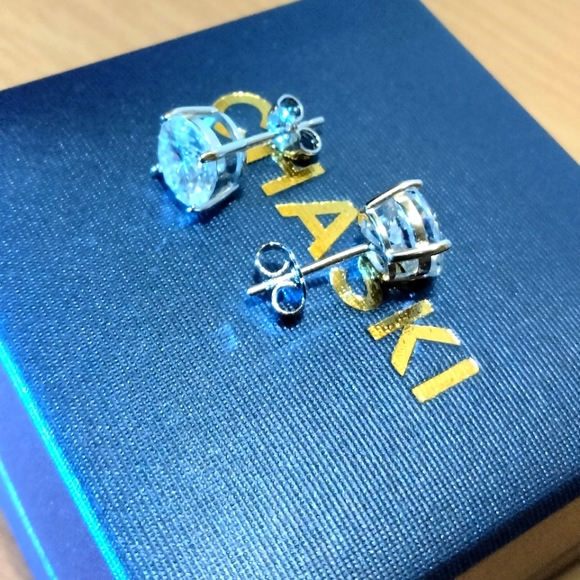 Moissanite diamond stud earring 4kt. - Picture 5 of 12